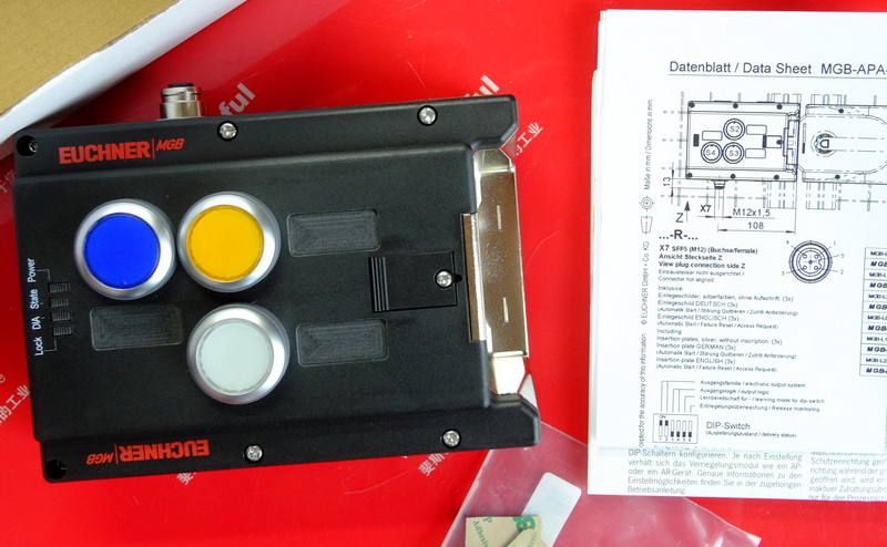 Euchner 110545 EUCHNER Verriegelung modul MGB-L2-APA-AA6A1-S3-L-110545, elektro magnetische Verriegelung, ausgestattet mit 3 Tasten, Etiketten träger, M12-Stecker für Autor isierungs schalter